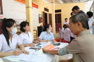 Khám tư vấn huyết áp cho người dân xã Phú Long. Nguồn: Báo Ninh Bình