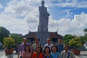 Đoàn văn nghệ sĩ Hà Nội đi thực tế sáng tác tại xã Lê Quý Đôn, tỉnh Hưng Yên. Ảnh: CHÍNH BÌNH