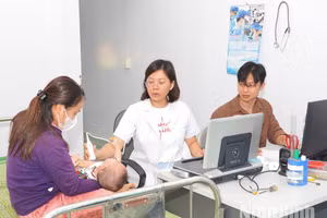 Khám, sàng lọc bệnh lý tim mạch miễn phí cho trẻ em tại Trạm Y tế xã Giao Hoà. 