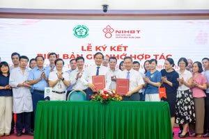 Lễ ký kết hợp tác giữa Viện Huyết học - Truyền máu Trung ương và Bệnh viện Bạch Mai. Ảnh: GIA THẮNG