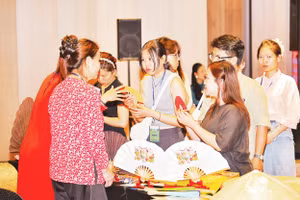 Nhà thiết kế và nghệ nhân làng nghề cùng trao đổi, tìm hiểu để tạo nên những thiết kế mới.