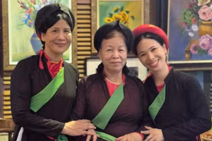 Chị hai quan họ Nguyễn Như Chính (giữa) cùng các học trò tại điểm hẹn Ba Tầm art coffee, 51 Ô Đồng Lầm (phường Văn Miếu, Hà Nội).