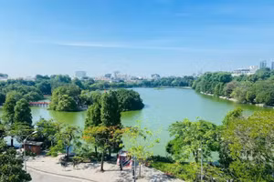 UBND thành phố Hà Nội đề xuất thí điểm vùng phát thải thấp quanh Hồ Gươm và phố cổ từ 1/7/2026, không cấm xe máy chạy xăng ở vùng lõi Hoàn Kiếm như phương án trước đây.