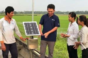 Thiết bị quan trắc tại đồng ruộng khu vực Đồng bằng sông Cửu Long giúp thu thập các chỉ số ứng phó với biến đổi khí hậu. (Ảnh: HƯƠNG PHẠM)