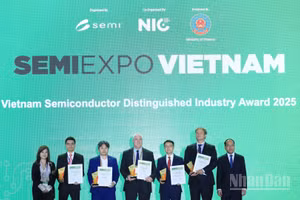 Vinh danh các đơn vị bán dẫn xuất sắc tại lễ khai mạc.