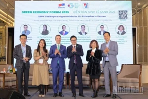 Các chuyên gia, diễn giả trong nước và quốc tế tại 1 trong rất nhiều phiên thảo luận khác nhau trong khuôn khổ diễn đàn. (Ảnh: HNV)