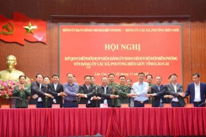 Đại biểu 9 xã, phường Biên giới bắt tay ký kết quy chế thành công.