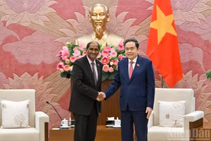 Chủ tịch Quốc hội Trần Thanh Mẫn và Đại sứ Singapore Jaya Ratnam. (Ảnh: THỦY NGUYÊN)