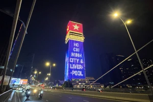 Tòa tháp Saigon Marina IFC và phố Nguyễn Huệ được thắp sáng chào mừng quan hệ Đối tác chiến lược toàn diện Việt Nam-Vương quốc Anh.