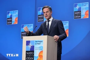 Tổng thư ký NATO Mark Rutte phát biểu tại cuộc họp báo ở Hague, Hà Lan. (Ảnh: TTXVN)