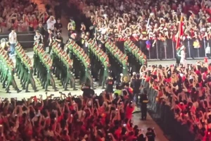 [Video] Từ Quảng trường Đỏ đến Mỹ Đình: Bước chân người lính Việt "cháy" cùng 50.000 khán giả