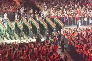 [Video] Từ Quảng trường Đỏ đến Mỹ Đình: Bước chân người lính Việt "cháy" cùng 50.000 khán giả