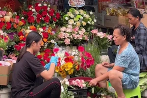 Không khí 20/10 trên khắp phố phường Hà Nội