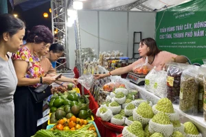 Các sản phẩm trái cây, nông sản, sản phẩm OCOP các vùng miền thu hút người tiêu dùng Thủ đô.