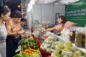Các sản phẩm trái cây, nông sản, sản phẩm OCOP các vùng miền thu hút người tiêu dùng Thủ đô.