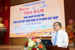 Lãnh đạo Ủy ban nhân dân thành phố Hà Nội phát biểu tại tọa đàm.