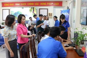 Phường Phúc Lợi (Hà Nội) hỗ trợ người dân chuyển đổi số.