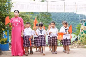 Các em học sinh Trường phổ thông dân tộc bán trú tiểu học Mỹ Lý 2 háo hức ngày tựu trường.