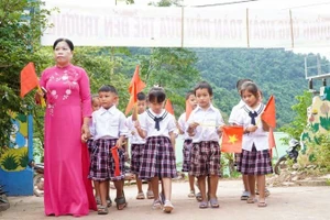 Các em học sinh Trường phổ thông dân tộc bán trú tiểu học Mỹ Lý 2 háo hức ngày tựu trường.