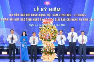 Các đồng chí Thường trực Tỉnh ủy đã trao tặng lẵng hoa chúc mừng 100 năm Báo chí cách mạng Việt Nam và 40 năm Hội Nhà báo Nghệ An.