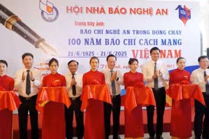 Các đại biểu thực hiện nghi thức cắt băng khai mạc trưng bày ảnh.