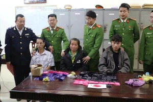 Các đối tượng và tang vật vụ án.