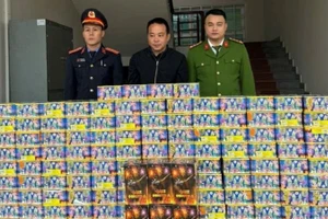 Đối tượng Tăng Văn Duẩn cùng số tang vật tại Cơ quan Công an.