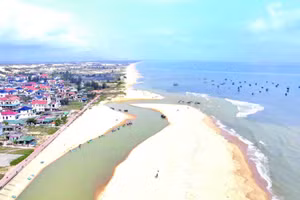 Cửa sông Dinh, xã Nam Trạch, tỉnh Quảng Trị bị bồi lấp nghiêm trọng.