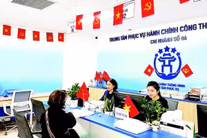 Người dân đến làm thủ tục hành chính tại Trung tâm Phục vụ hành chính công thành phố, Chi nhánh số 06.