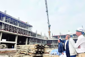 Đại diện chủ đầu tư dự án thí điểm xây dựng nhà ở xã hội phường Thành Sen kiểm tra, đôn đốc tiến độ thực hiện.