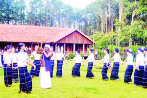 Hoạt động văn hóa-văn nghệ tại Làng văn hóa Chu Ru ở xã Quảng Lập, tỉnh Lâm Đồng.