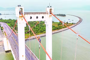 Chị Nguyễn Thị Kiều Hạnh tham gia kiểm tra định kỳ trên cầu Thuận Phước, thành phố Đà Nẵng.