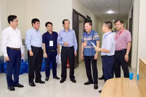 Thứ trưởng Giáo dục và Đào tạo Phạm Ngọc Thưởng kiểm tra thực tế các điểm chấm thi.