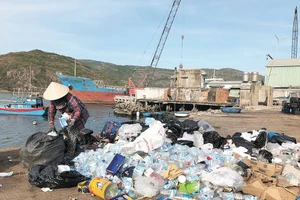 Rác thải được phân loại ngay tại cảng khi tàu cập bờ. Ảnh: Vân Sơn