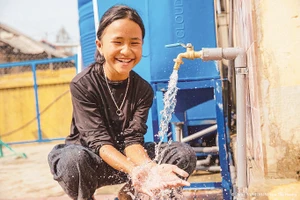 Ngân, cô bé 10 tuổi (Điện Biên), háo hức với trạm bơm nước mới ở trường. Ảnh: UNICEF 