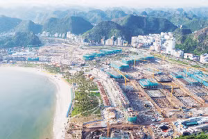 Trung tâm du lịch cao cấp đang dần thành hình tại đặc khu Cát Bà (Hải Phòng). Ảnh: Lê Minh 