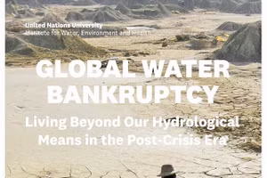 Trang bìa của Báo cáo với hình ảnh có sức lay động: Một người đang gánh nước hay đang đi tìm nước trên khu vực mênh mông khô hạn...