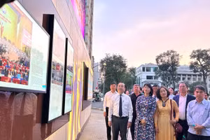 Các đại biểu tham quan "Con đường Nhiếp ảnh".