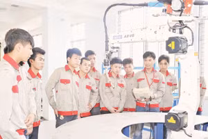 Đào tạo nghề hàn bằng robot tại Trường cao đẳng Công nghệ cao Hà Nội. Ảnh: Hải Nam