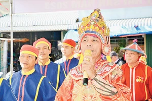 Ông Nguyễn Tấn Sâm (Bình Sơn, Quảng Ngãi) đảm nhận vai Tổng Tiền trong hát bả trạo. Ảnh: Như Đồng