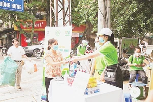 Công ty TNHH MTV Môi trường đô thị Hà Nội thí điểm đổi rác thải nhựa lấy quà, nhằm tạo thói quen phân loại rác trong nhân dân. Ảnh: Hoàng Hiệp