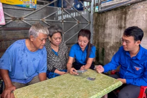 Đoàn Thanh niên phường Ninh Kiều đến nhà dân hỗ trợ bà con cài đặt ứng dụng VNeID trên điện thoại thông minh.