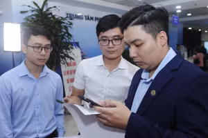 Người dân được hướng dẫn chu đáo, nhiệt tình khi làm thủ tục hành chính online. Ảnh: Hải Nam