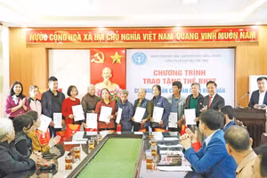 Trao tặng thẻ bảo hiểm y tế cho những người dân có hoàn cảnh đặc biệt tại Phú Thọ. Ảnh: Báo Phú Thọ