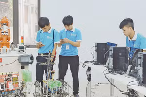 Đào tạo nghề công nghệ cao tại Trường cao đẳng Cơ điện Hà Nội. Ảnh: Nam Nguyễn