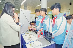 Các em học sinh Trường Chu Văn An, Ea Kar, Đắk Lắk, đang giới thiệu sản phẩm STEM của mình.