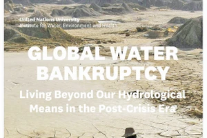 Trang bìa của Báo cáo với hình ảnh có sức lay động: Một người đang gánh nước hay đang đi tìm nước trên khu vực mênh mông khô hạn...