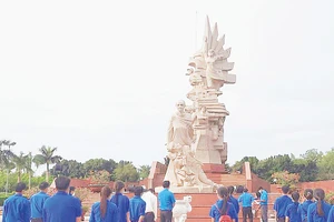Thế hệ trẻ đến tưởng niệm và tham quan tại Công viên Tượng đài Chiến thắng ở Tân An (Tây Ninh).