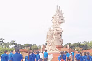 Thế hệ trẻ đến tưởng niệm và tham quan tại Công viên Tượng đài Chiến thắng ở Tân An (Tây Ninh).