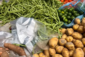 Ở chợ dân sinh, túi nylon thường được để sẵn, miễn phí, phục vụ người mua.